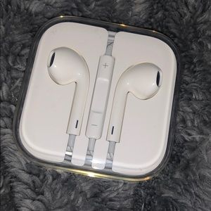 Apple Earbuds